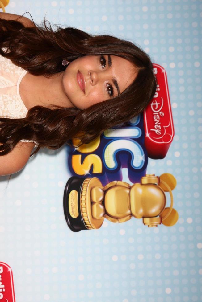 los angeles, 27 april - maia mitchell anländer till radio disney music awards 2013 på nokia theater den 27 april 2013 i los angeles, ca. foto