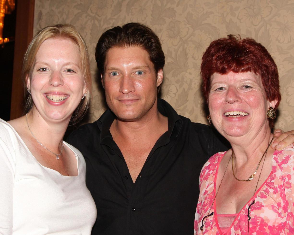 los angeles, 26 aug - angelique de vries, sean kanan, hennes mamma deltar i den unga och rastlösa fanmiddagen 2011 på universal sheraton hotel den 26 augusti 2011 i los angeles, ca. foto