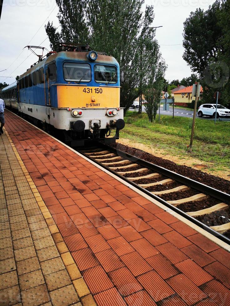 ett tåg som färdas längs tågspår nära en station foto