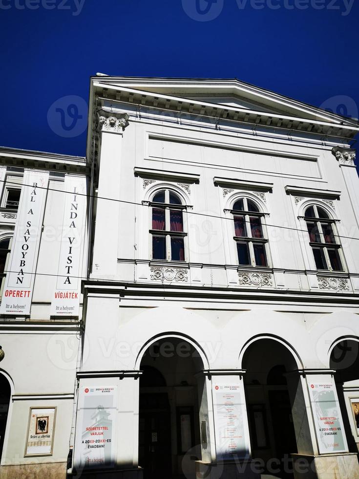 miskolc, ungern- 09.04, 2020. vacker miskolc-teater i stadens centrum foto