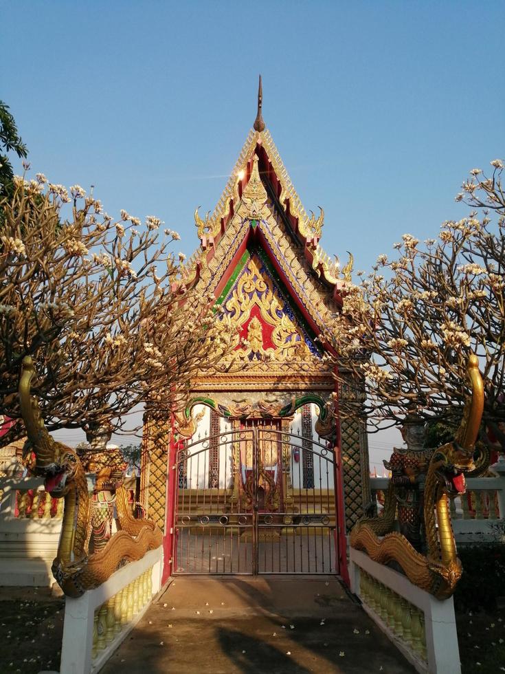 forntida plats antika thailändska tempel heliga ting thailand foto