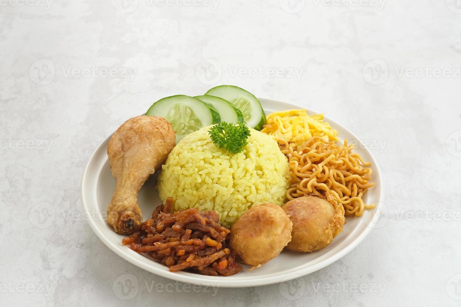 nasi kuning, indonesisk traditionell mat, gjord av ris tillagat med gurkmeja och kokosmjölk och kryddor. foto