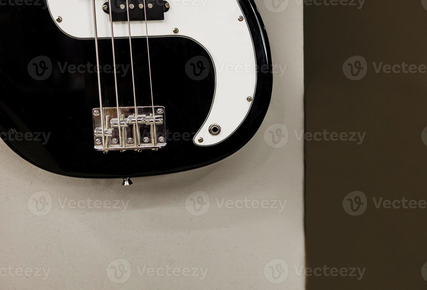 svart och vit elektronisk gitarr foto
