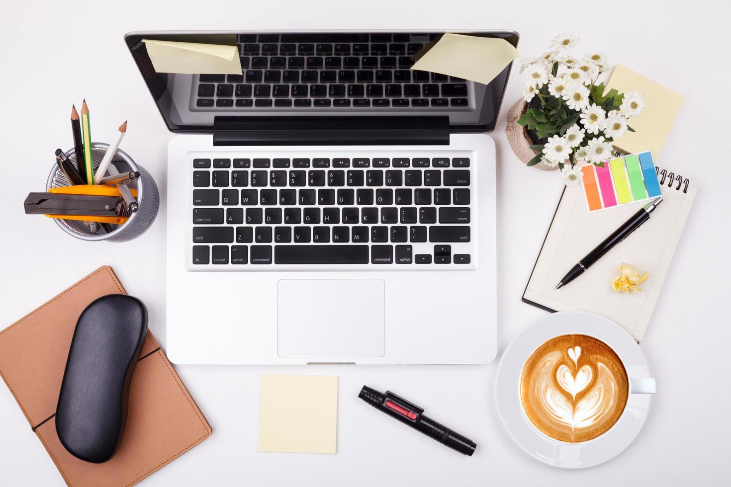 ovanifrån laptop eller anteckningsbok arbetsyta kontor och latte kaffe på vitt bord foto