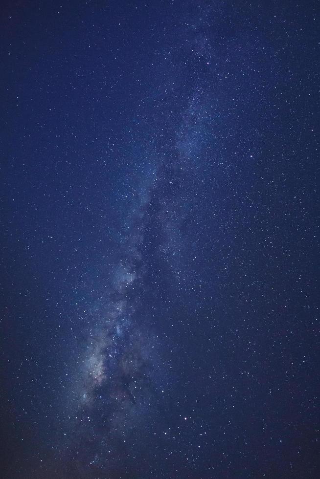 klart Vintergatan galaxen vid Phitsanulok i Thailand. lång exponering fotografi.med korn foto