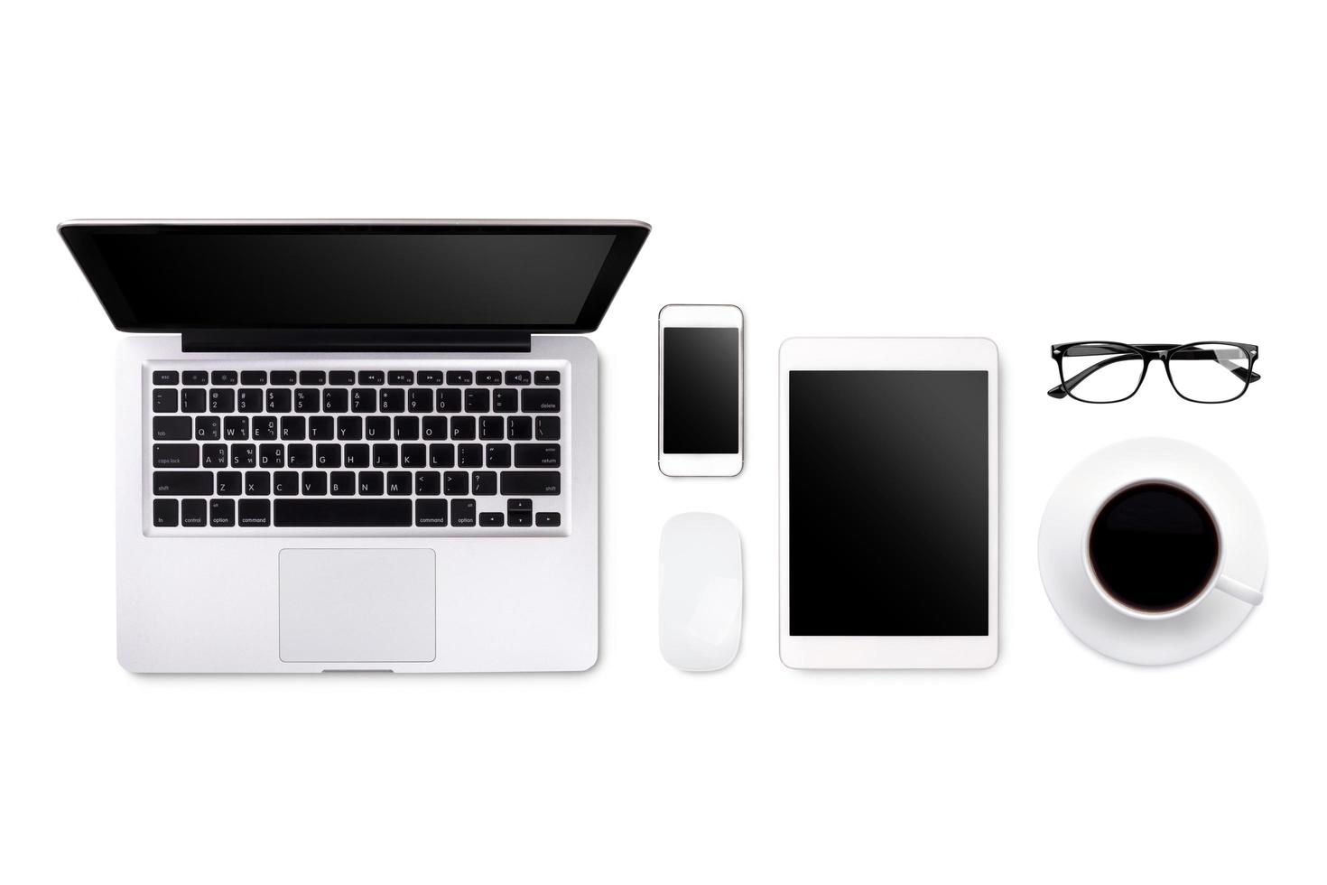 laptop surfplatta smartphone glasögon och kaffe på vit bakgrund med textutrymme och kopieringsutrymme foto