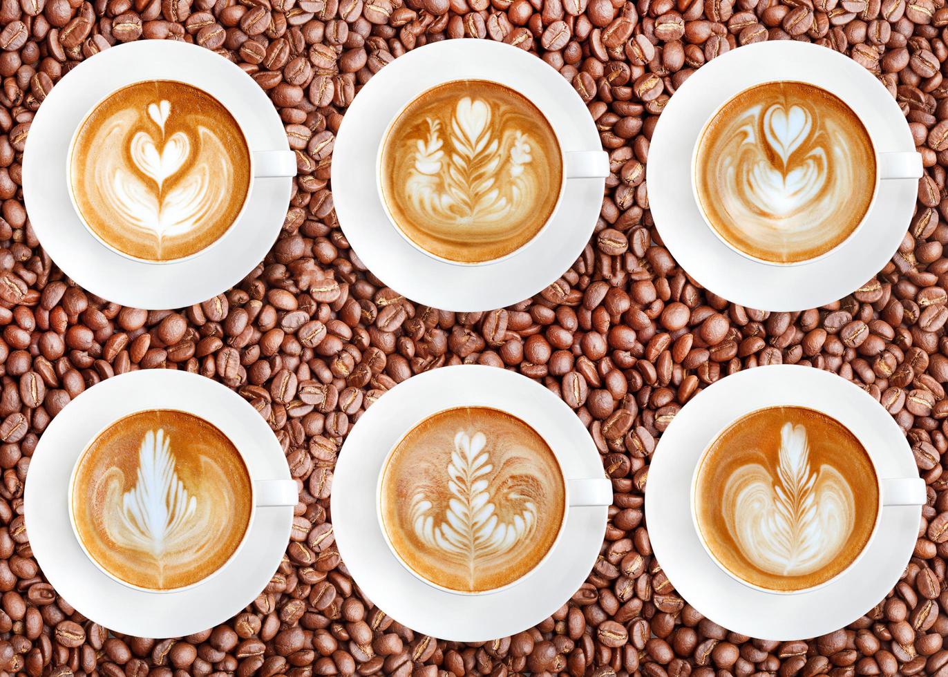 latte art kaffe på rostade kaffebönor bakgrund foto