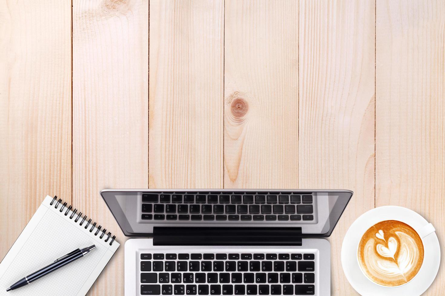 ovanifrån laptop eller anteckningsbok arbetsyta kontor och latte kaffe på träbord foto