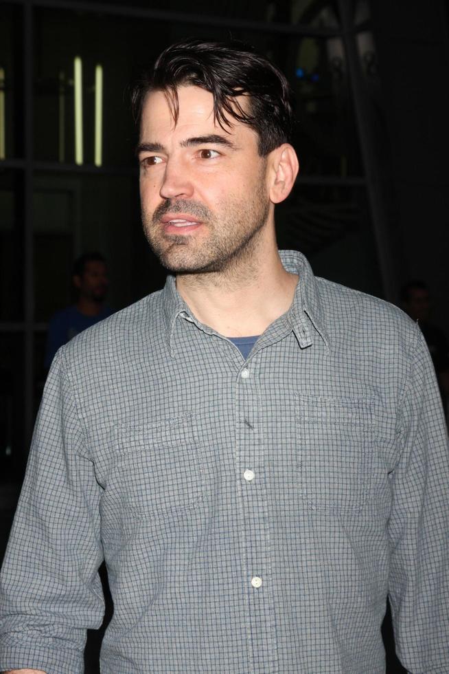 los angeles, 14 augusti - ron livingston på the dark tourist la premiär på arclight hollywood teatrarna den 14 augusti 2013 i los angeles, ca. foto