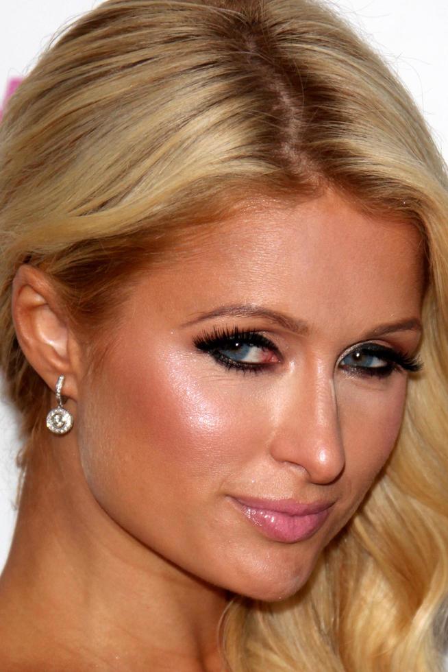 los angeles, 17 maj - paris hilton anländer till premiären av oxygens nya dokuserie världen enligt paris på tropicana bar på hollywood roosevelt den 17 maj 2011 i los angeles, ca. foto