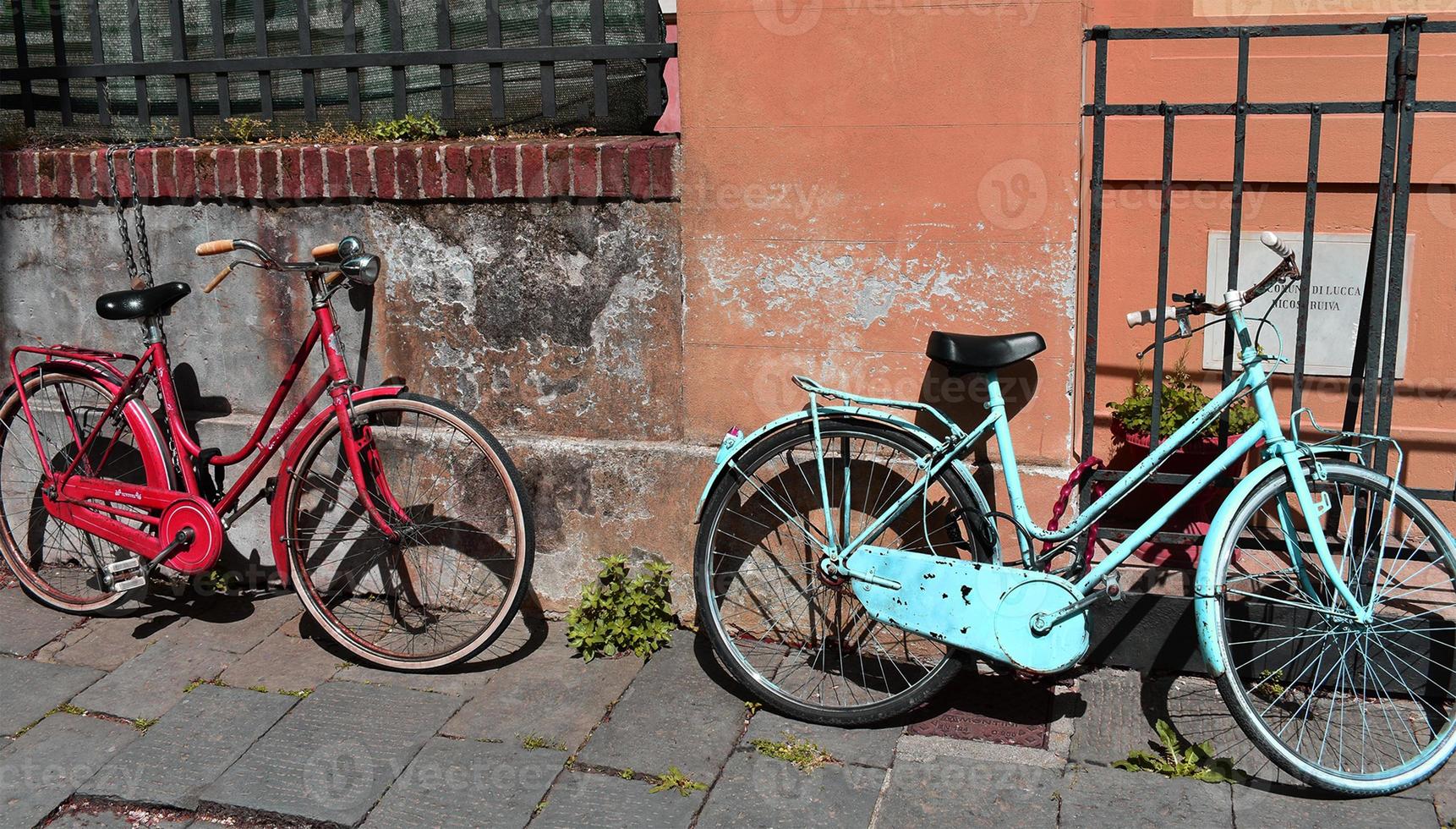 vintage cyklar på kullersten trottoaren foto
