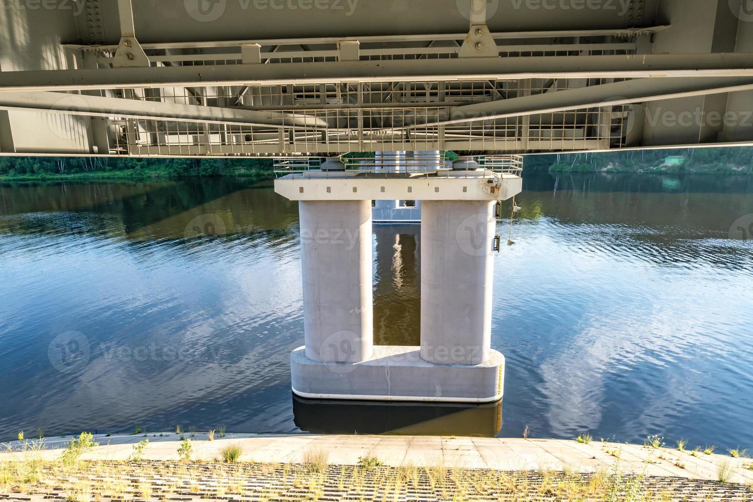 bilbron över den breda floden foto