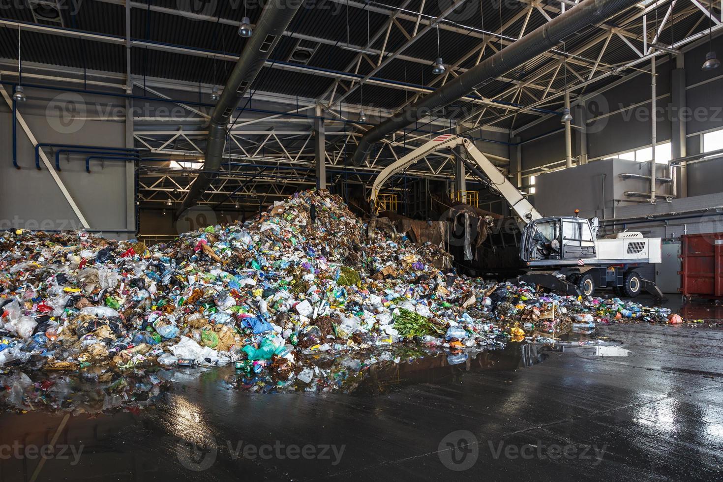 plastbalar på avfallshanteringsanläggningen. separat sophämtning. återvinning och lagring av avfall för vidare omhändertagande. verksamhet för sortering och bearbetning av avfall. foto