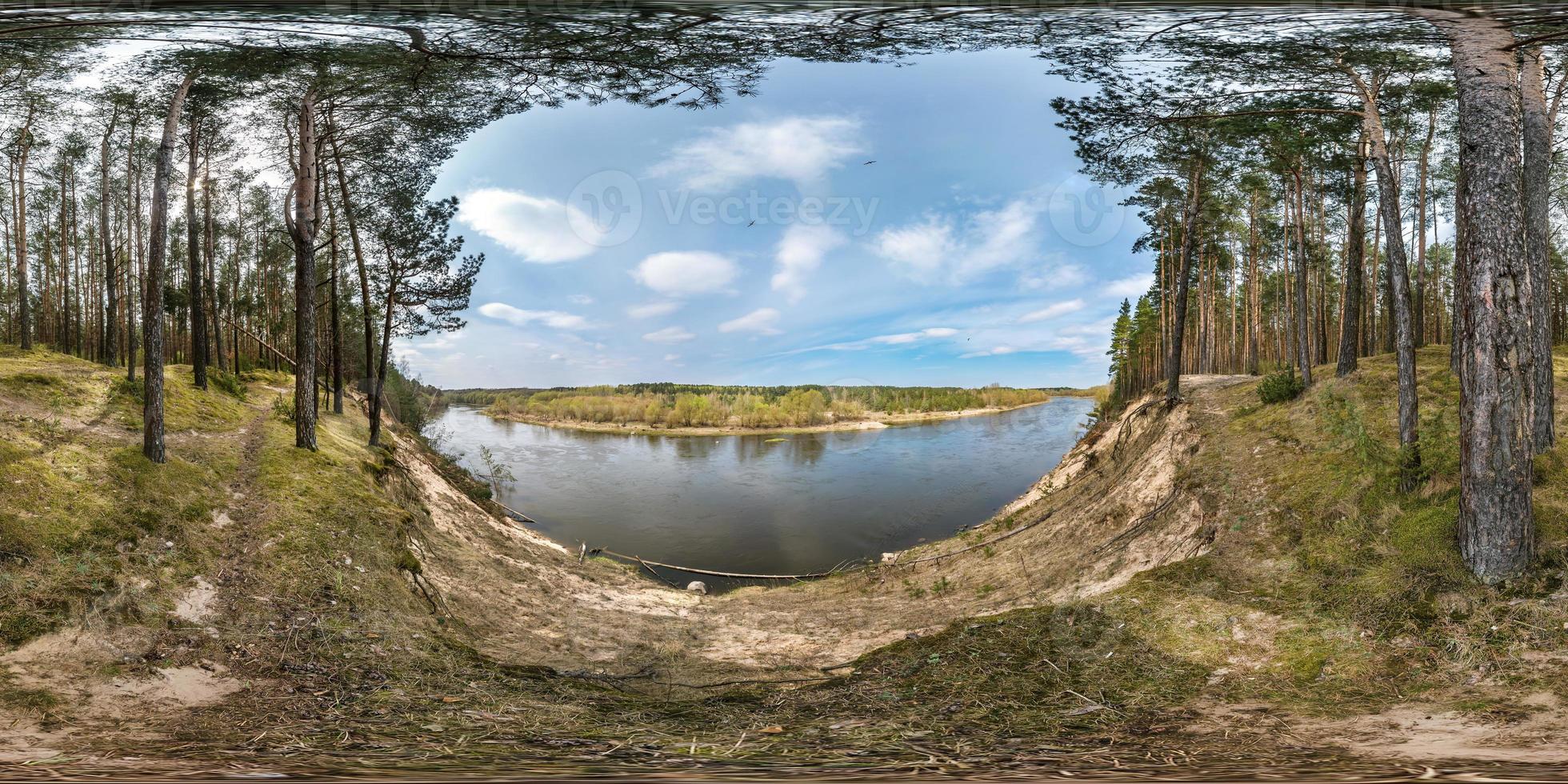 fullständigt sömlöst sfäriskt panorama 360 graders vinkelvy på branten av en bred flod i tallskog i solig sommardag i ekvirektangulär projektion, redo för ar vr virtual reality-innehåll foto