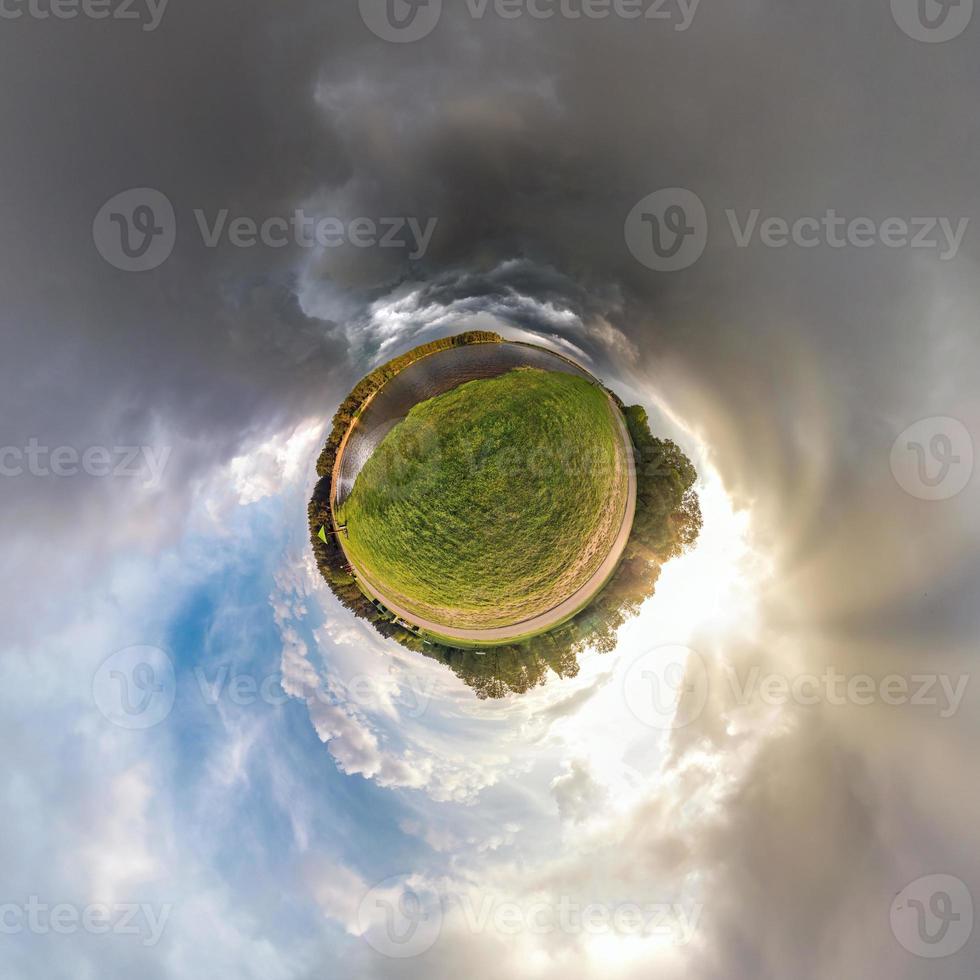 liten planetomvandling av sfäriskt panorama 360 grader. sfärisk abstrakt flygfoto i fältet i trevlig kväll med fantastiska vackra moln. utrymmets krökning. foto