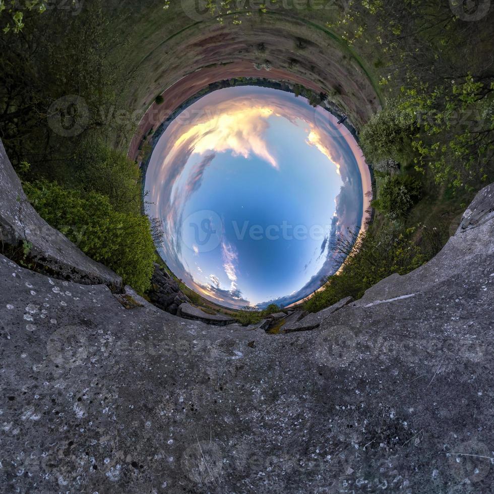 inversion av blå liten planet transformation av sfäriskt panorama 360 grader. sfärisk abstrakt flygfoto på vägen med fantastiska vackra moln. utrymmets krökning. foto