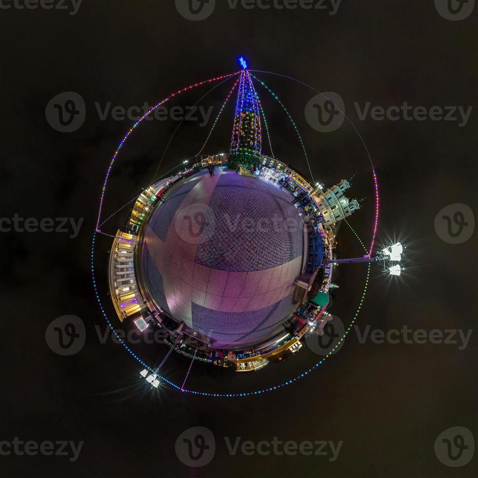 nyår lilla planet. sfärisk antenn 360 graders panorama nattvy på ett festligt torg med en julgran foto