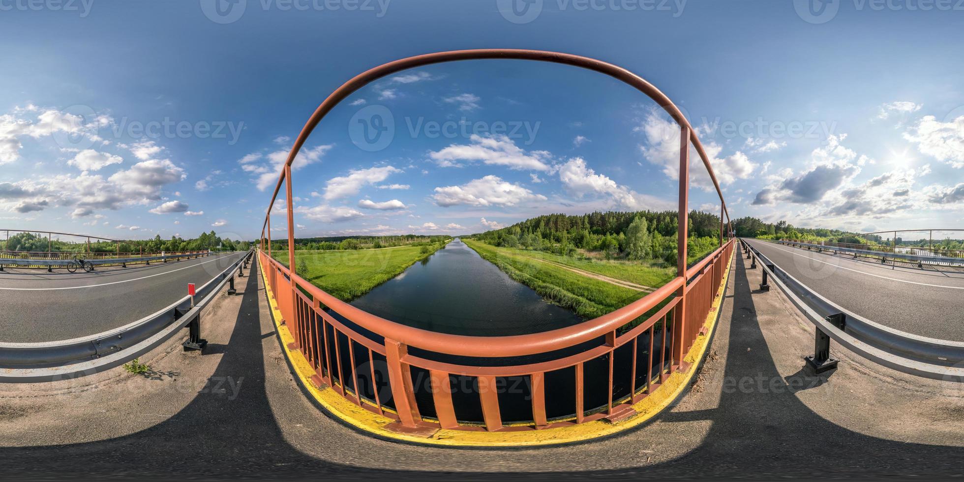 full sömlös sfärisk hdri panorama 360 graders vinkelvy på betongbro nära asfaltväg över floden i solig sommardag i ekvirektangulär projektion, ar vr virtuell verklighet innehåll foto