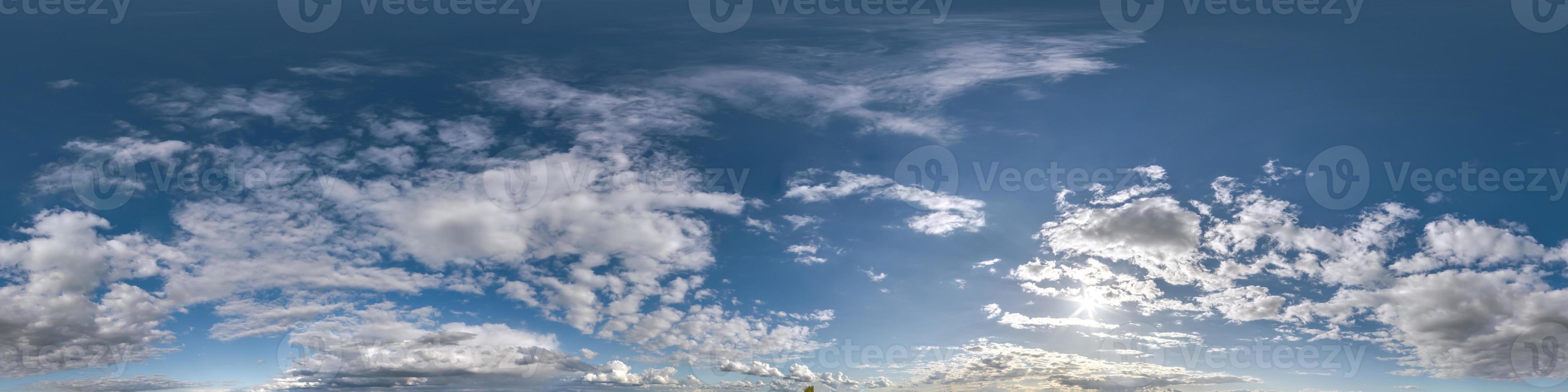 blå himmel med vackra moln. sömlös hdri panorama 360 graders vinkelvy med zenit för användning i 3d-grafik eller spelutveckling som sky dome eller redigera drönarbild foto