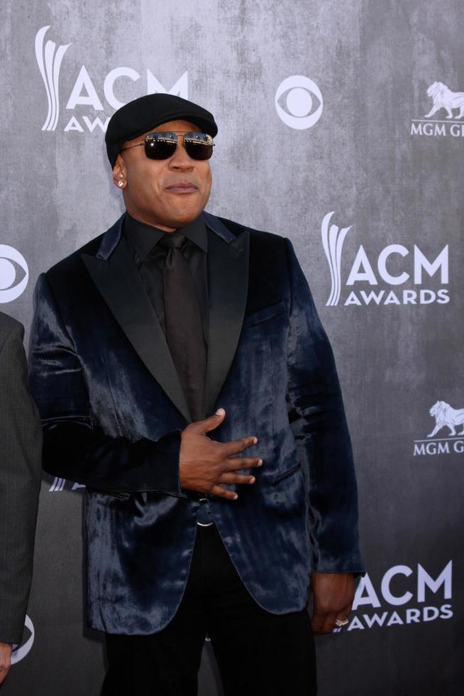 las vegas, 6 apr - ll cool j, aka james smith vid 2014 års academy of country music awards, ankomster till mgm grand garden arena den 6 april 2014 i las vegas, nv foto