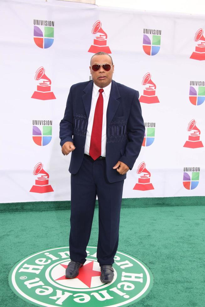 los angeles, 10 nov - chuchito valdes anländer till den 12:e årliga latin grammy awards på Mandalay Bay den 10 november 2011 i las vegas, nv foto