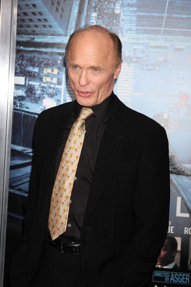 los angeles, 23 jan - ed harris anländer till mannen på en avsats los angeles premiär på Graumans kinesiska teater den 23 januari 2012 i los angeles, ca. foto