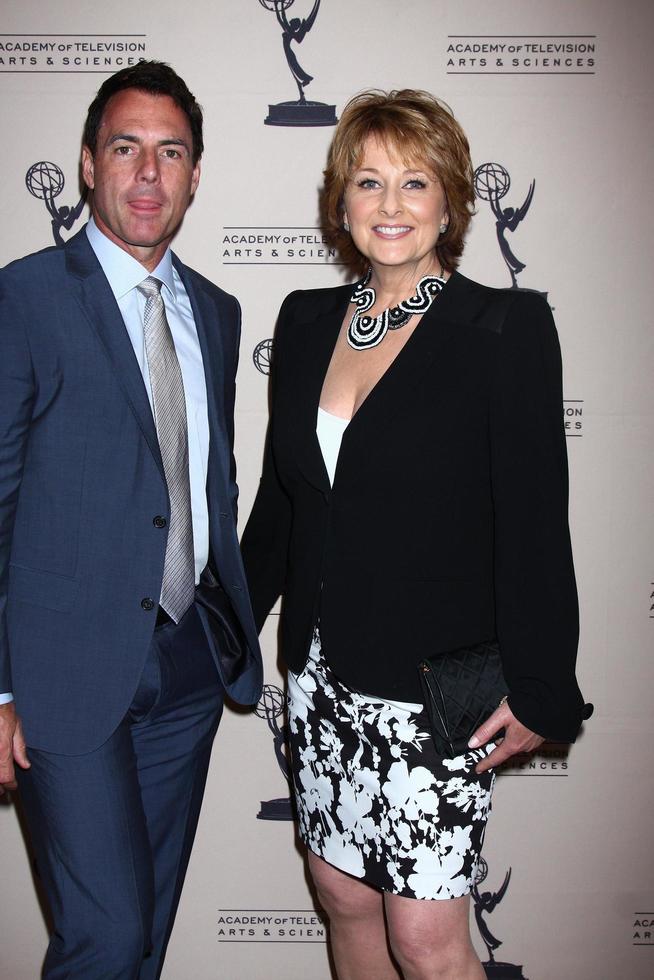 los angeles, 13 juni - mark steines, cristina ferrare anländer till mottagningen av emmy-nominerade dagtid presenterad av atas på montaget beverly hills den 13 juni 2013 i beverly hills, ca. foto