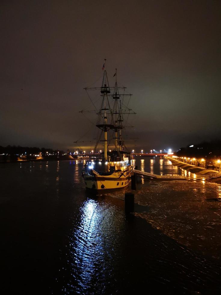 ett fregattskepp på floden. veliky novgorod foto