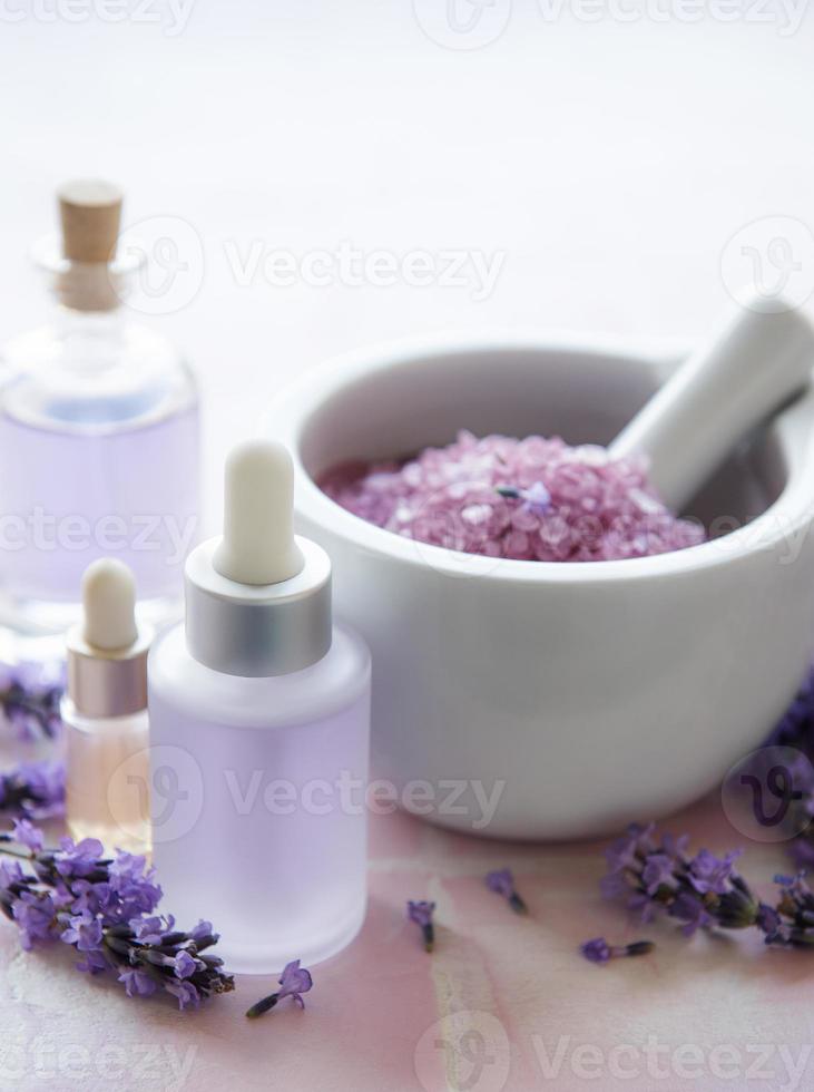 aromaterapi lavendelbadsalt och massageolja foto