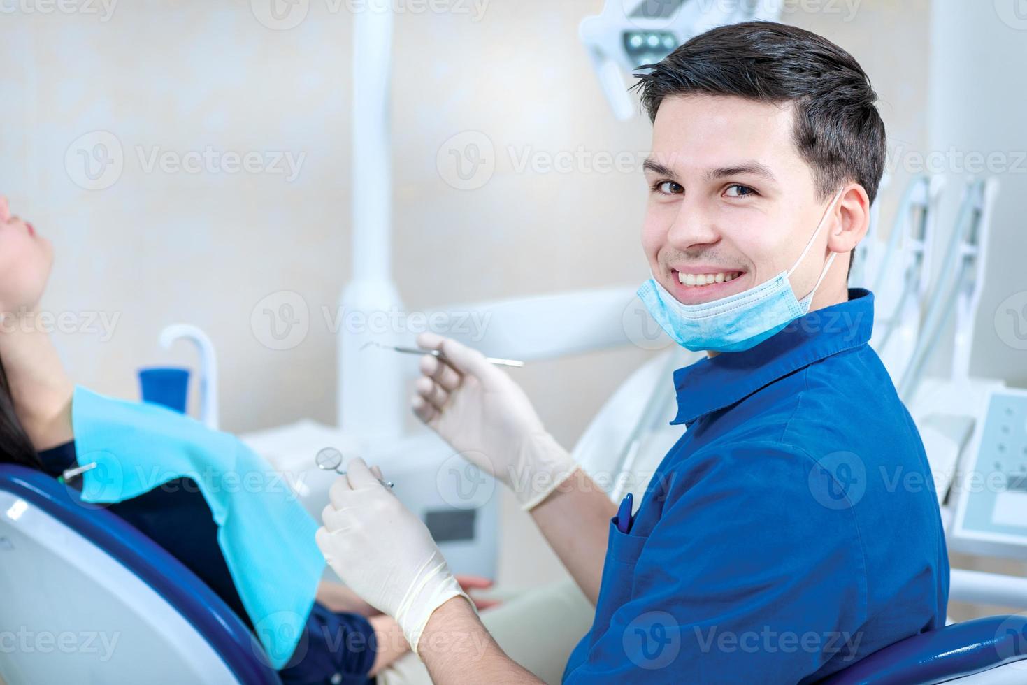 framgångsrik läkartandläkare. le tandläkare kontrollerar tänderna på t foto