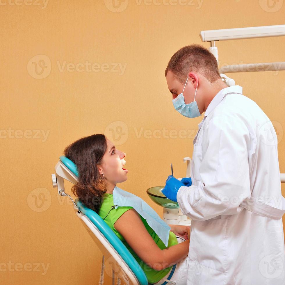 flicka på undersökning hos tandläkare foto