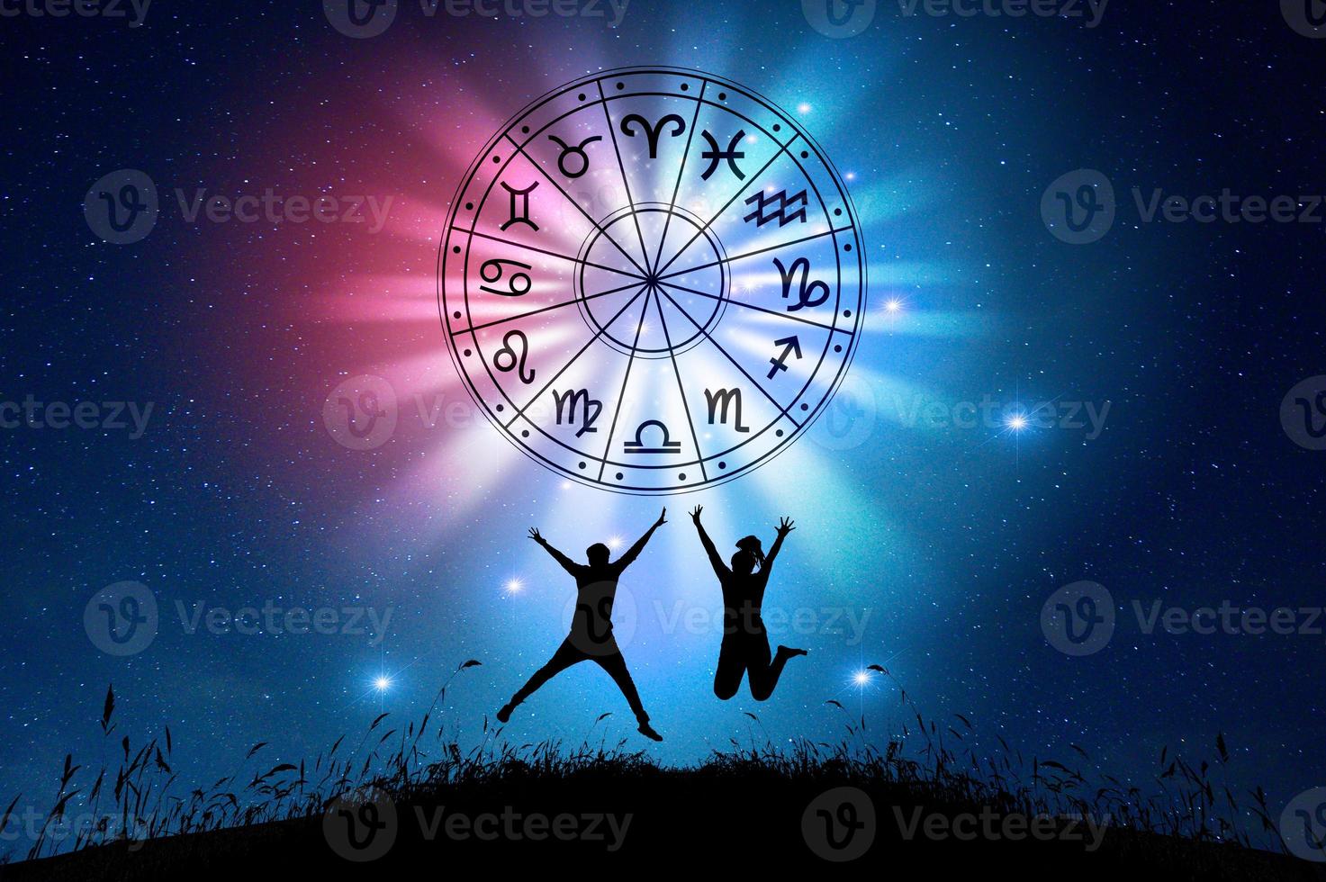 stjärntecken inuti horoskopcirkeln. astrologi på himlen med många stjärnor och månar astrologi och horoskop koncept foto