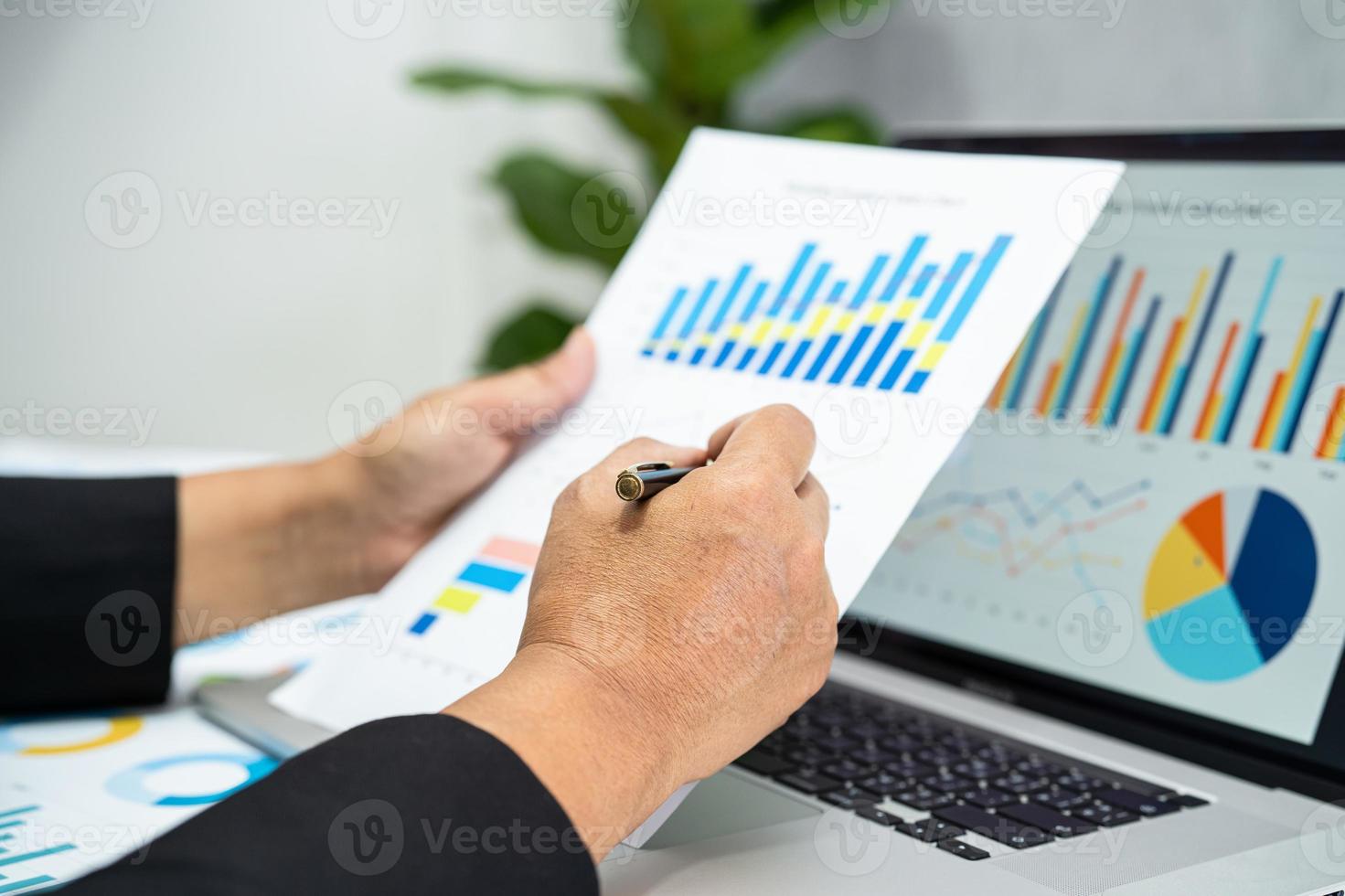 asiatisk revisor som arbetar och analyserar finansiella rapporter projektredovisning med diagramgraf i moderna kontor, ekonomi och affärsidé. foto