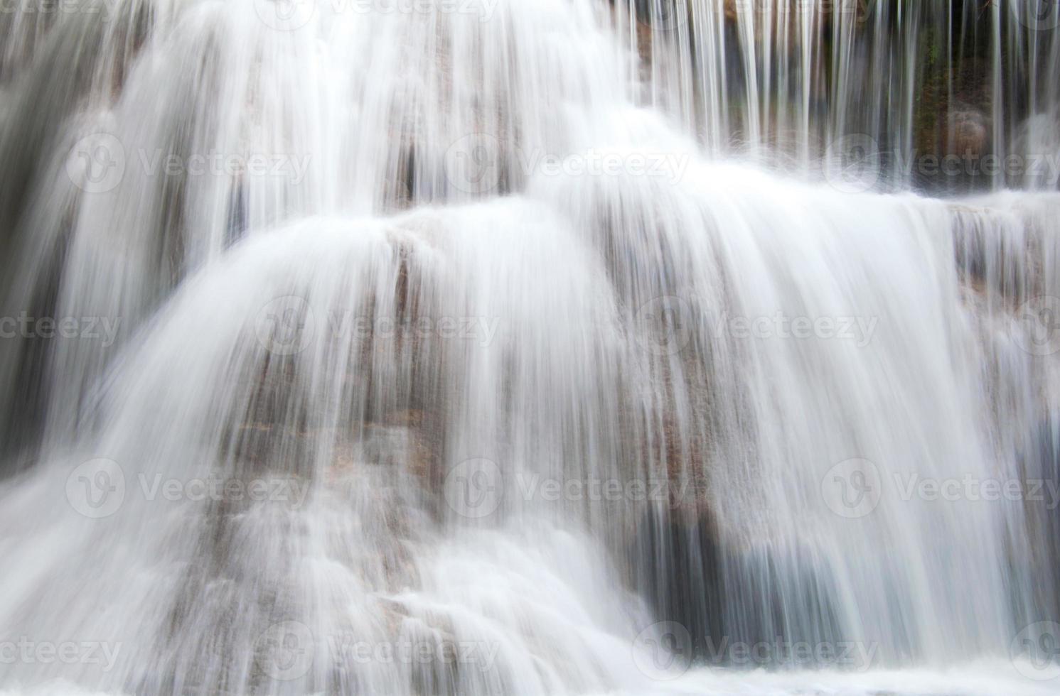 vattenfall i djup regnskogsjungel vid nationalparken, foto