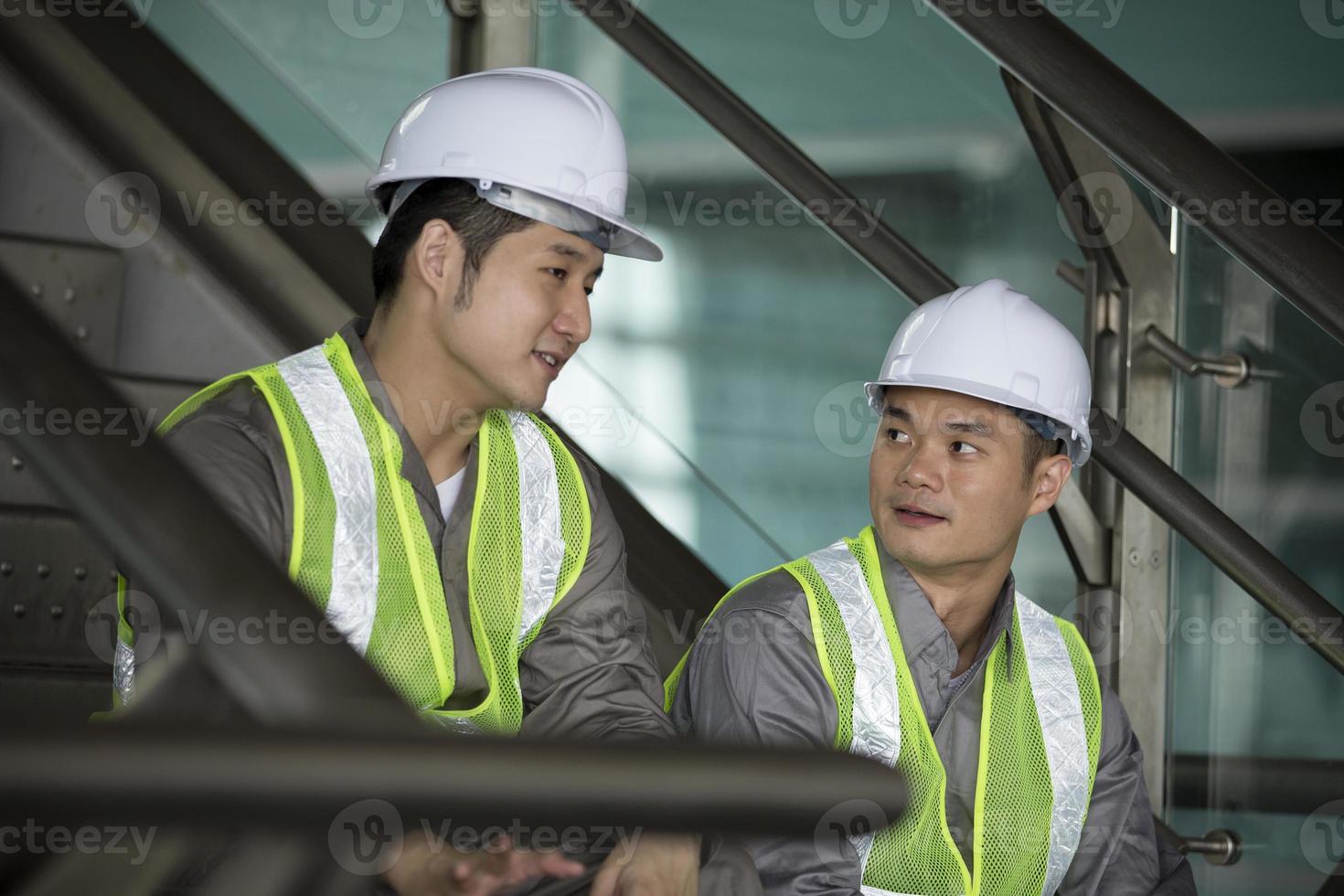 två asiatiska industriella ingenjörer på jobbet foto
