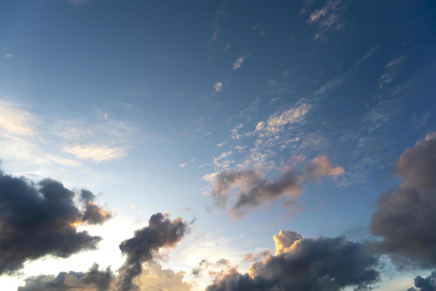 abstrakt och bakgrund av mörka moln i kvällstid. med blå himmel. foto