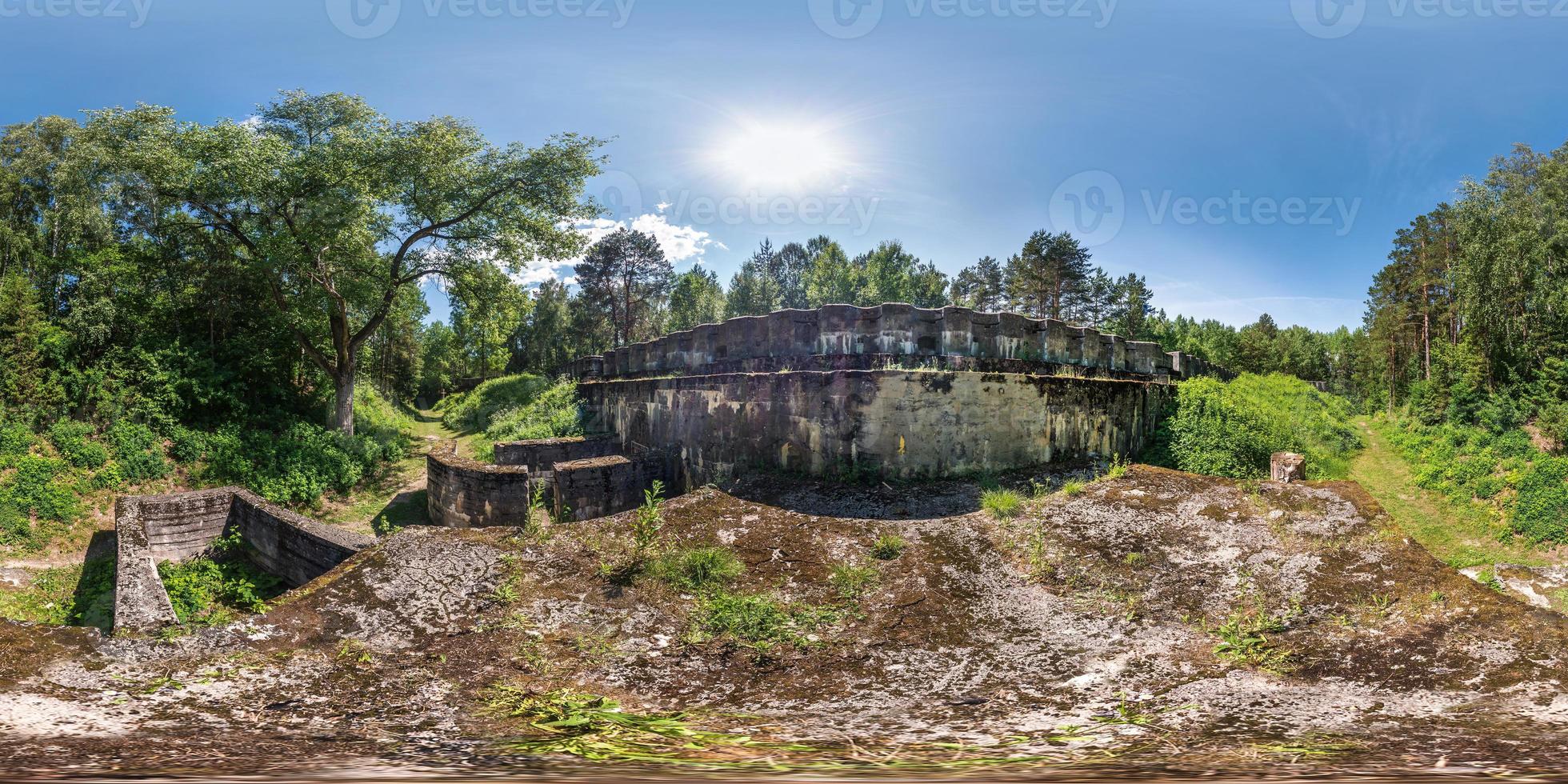 fullständig sömlös panorama 360 gånger 180 graders vinkelvy förstörd övergiven militär fästning från första världskriget i skog i ekvirektangulär sfärisk ekvidistant projektion foto