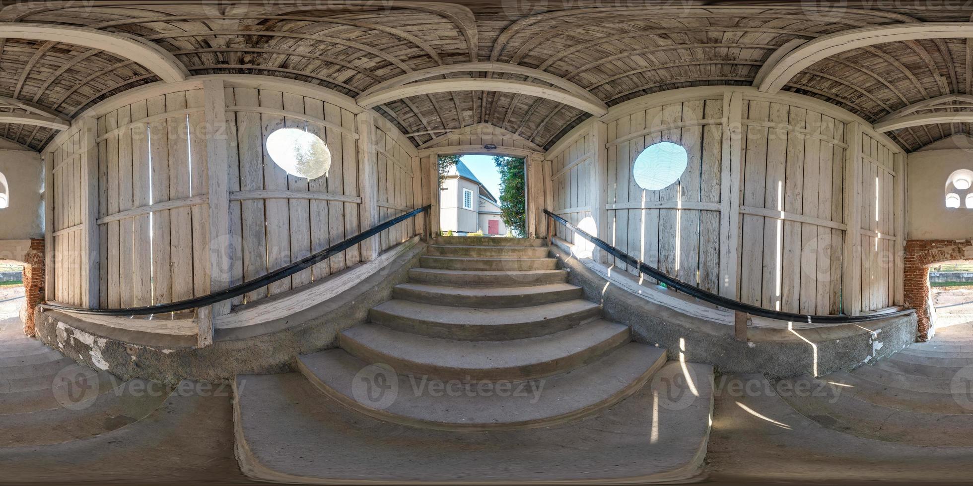 full sömlös sfärisk panorama 360 graders vinkelvy i trätunnel med betongtrappa i ekvirektangulär projektion, redo vr ar virtual reality-innehåll foto