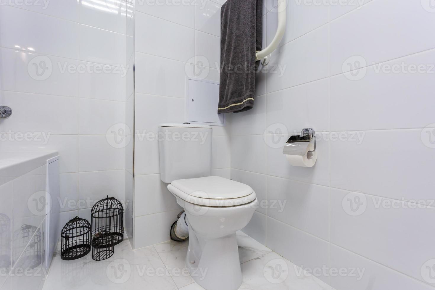detaljer om hörnduschkabin med väggmonterad duschfäste och vattenkran handfat med kran i dyrt badrum foto