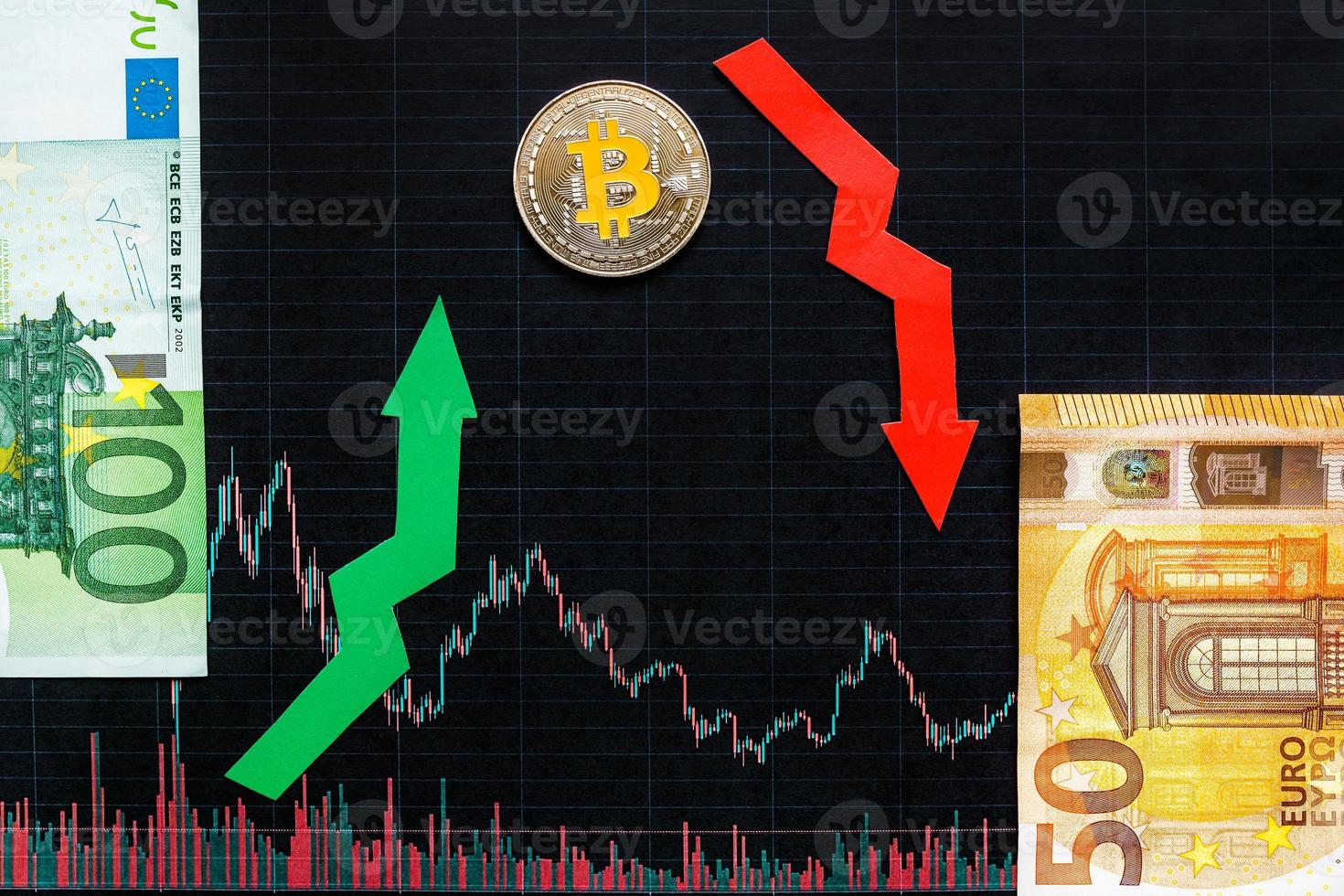 olönsam investering av virtuella pengar bitcoin. grön röd pil, silver bitcoin och euro går ner på svart papper forex diagram index rating marknadsbakgrund. begreppet avskrivning av kryptovaluta. foto