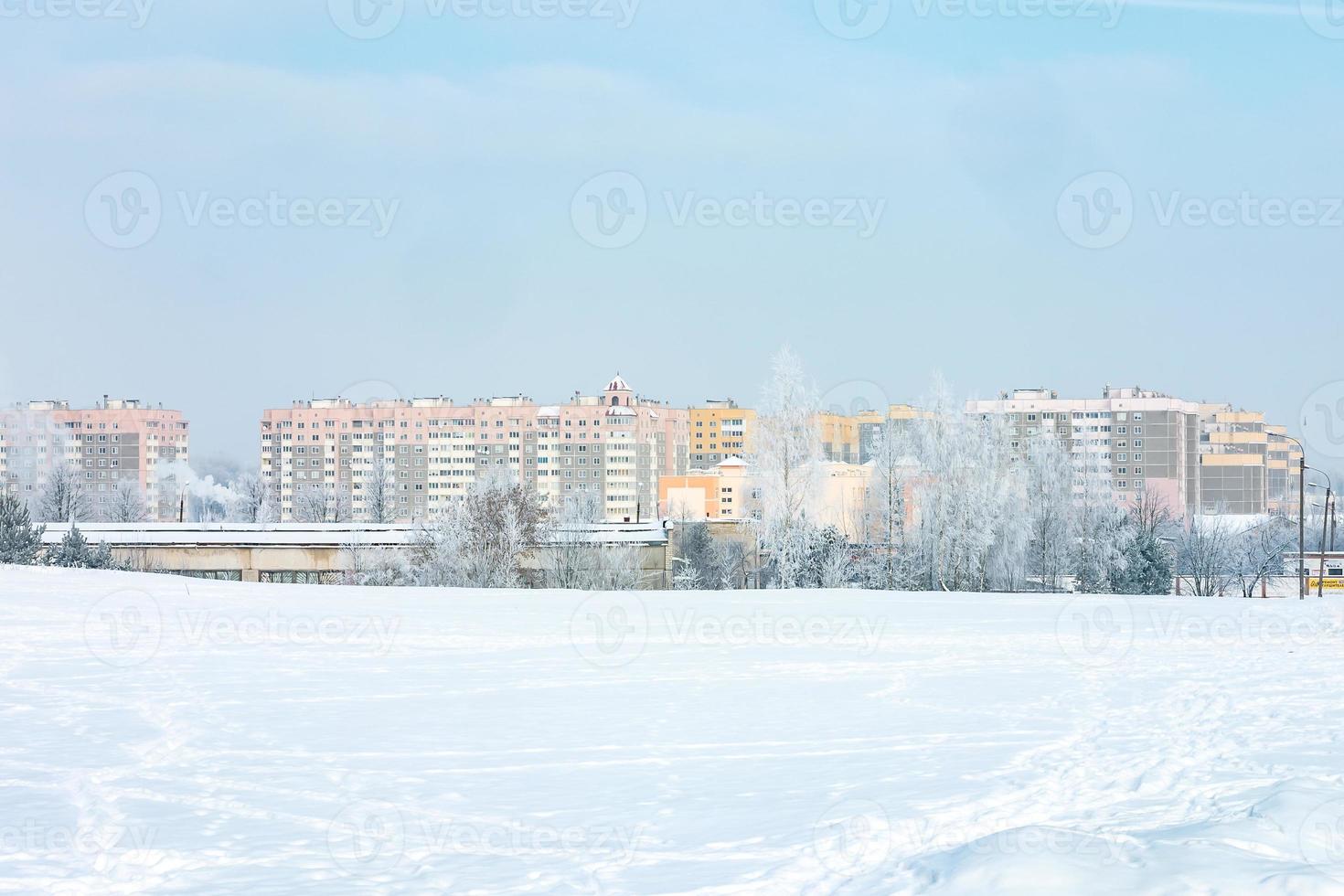 panorama av bostadsområde i staden på en solig vinterdag med rimfrostträd foto
