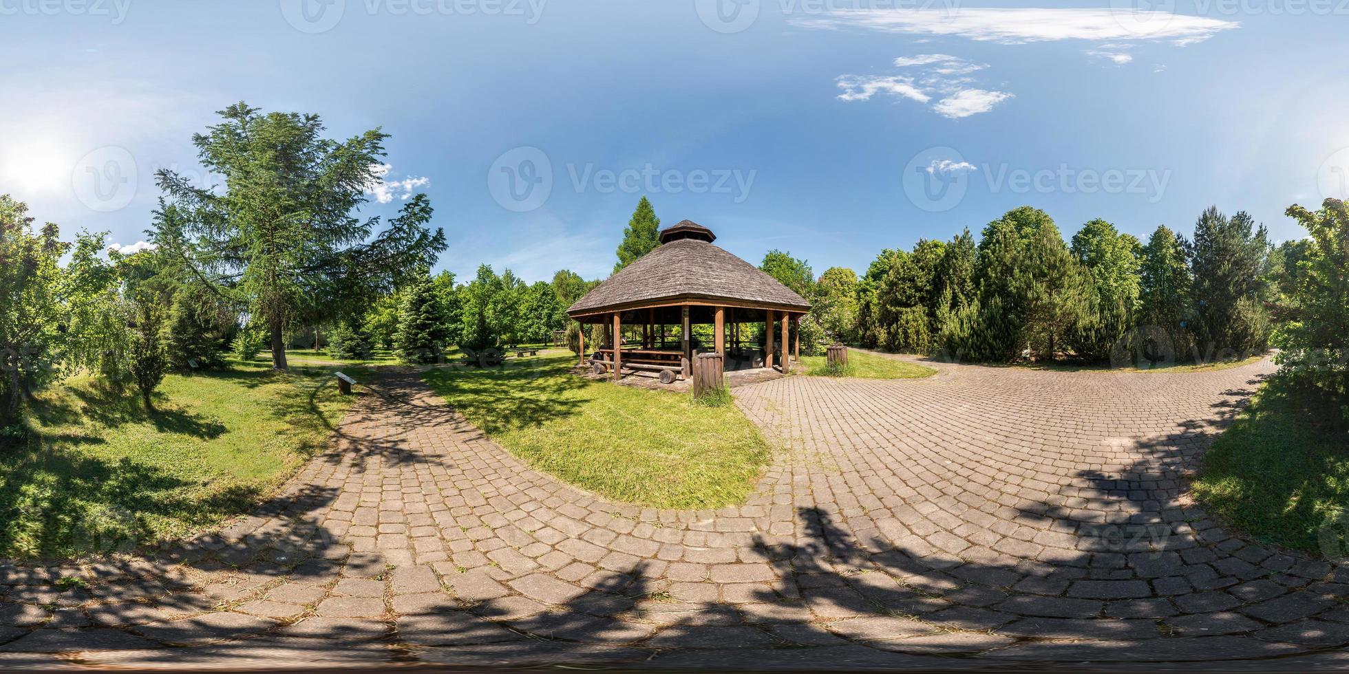 full sömlös panorama 360 x 180 vinkelvy på lusthus i parken dendro i ekvirektangulär ekvidistant projektion, skybox vr innehåll foto