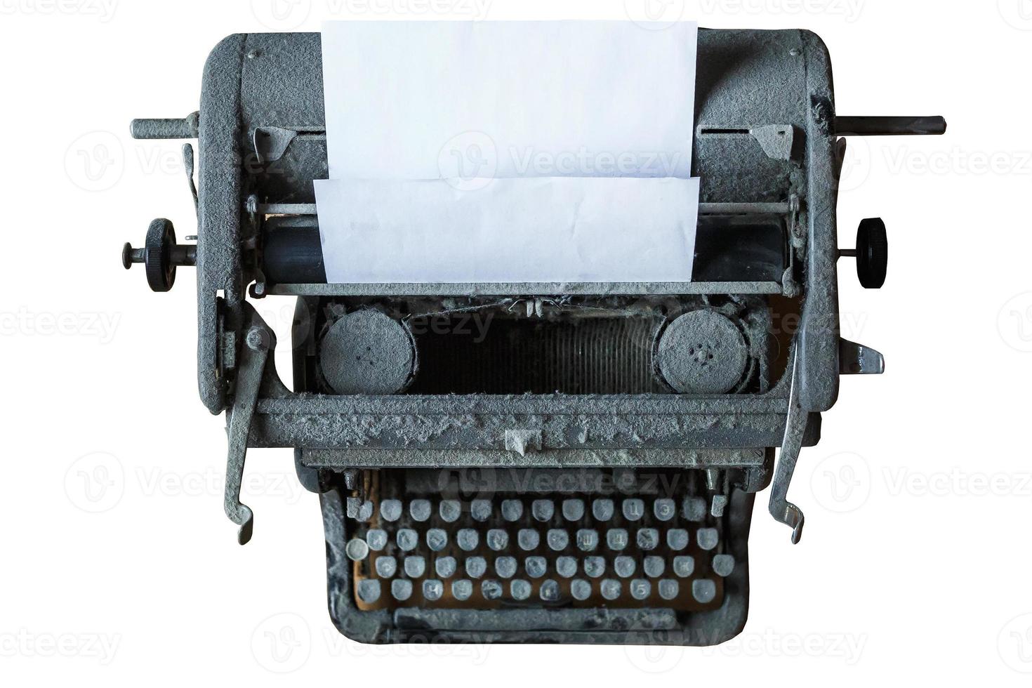 gammal vintage dammtäckt skrivmaskin med pappersark isolerad på vit bakgrund foto