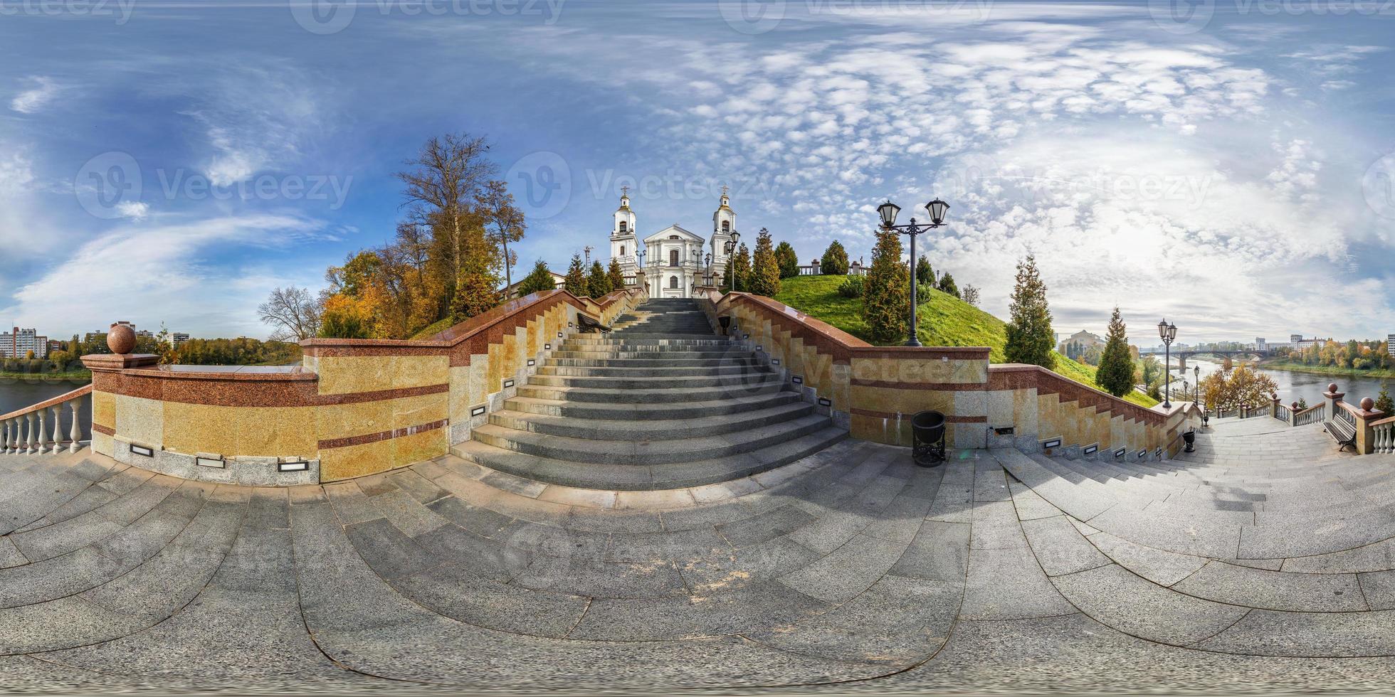 full sömlös sfärisk panorama 360 graders vinkel vy vallen på trappan framför den ortodoxa kyrkan. 360 panorama i ekvirektangulär projektion, redo för virtuell verklighet foto