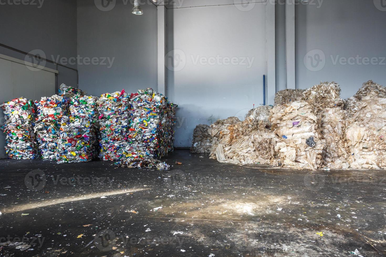 plastbalar med skräp vid avfallsbehandlingsanläggningen. återvinning separat och förvaring av sopor för vidare omhändertagande, sopsortering. verksamhet för sortering och bearbetning av avfall. foto