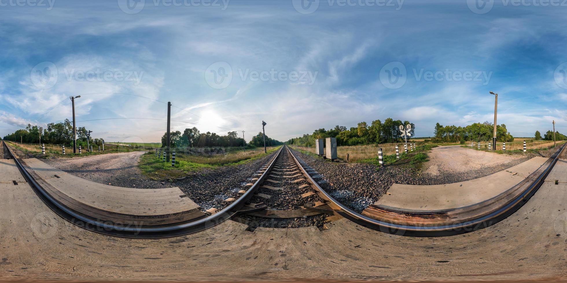 fullständigt sömlöst sfäriskt panorama 360 x 180 vinkelvy nära järnvägskorsning i ekvirektangulär projektion, redo för virtual reality-innehåll foto