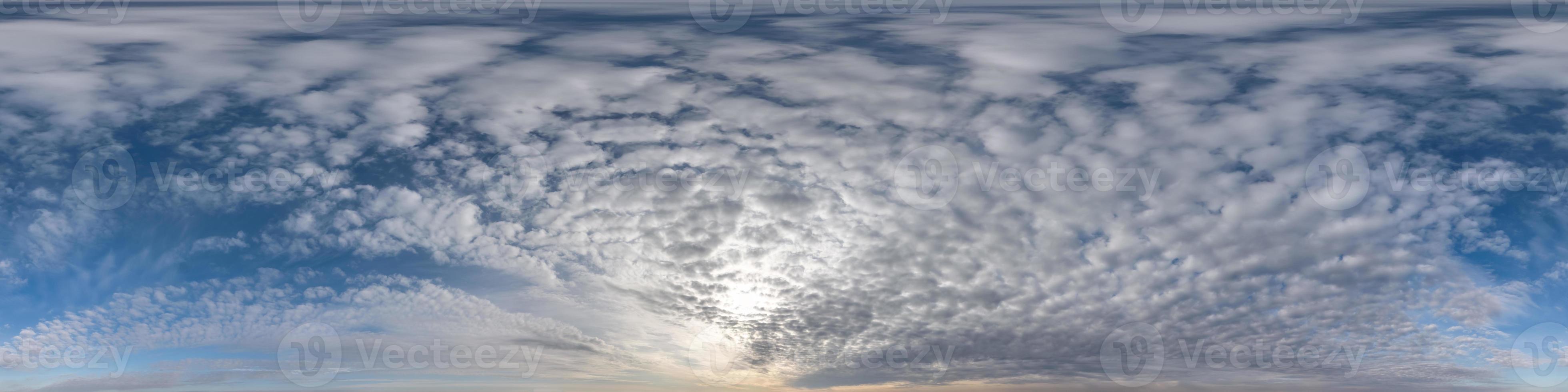 kväll mörkblå himmel hdr 360 panorama med vita vackra moln i sömlös projektion med zenit för användning i 3d-grafik eller spelutveckling som skydome eller redigera drönarbild för himmelsbyte foto
