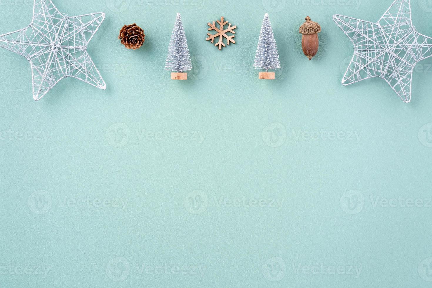 ovanifrån av julhelgen bakgrund. sammansättning av festlig prydnad dekor flatlay. foto
