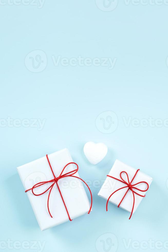 alla hjärtans dag hälsning designkoncept - ovanifrån av presentförpackning på ljusblå bakgrund. foto