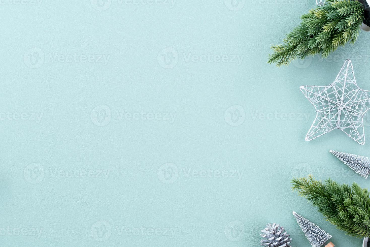 ovanifrån av julhelgen bakgrund. sammansättning av festlig prydnad dekor flatlay. foto